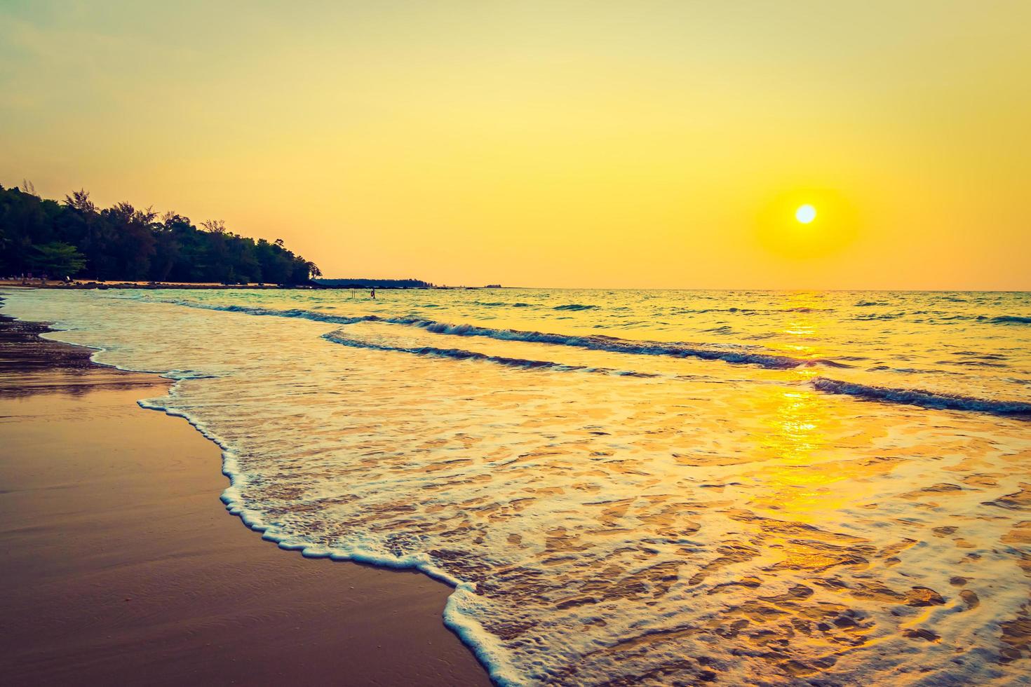 tramonto sulla spiaggia foto