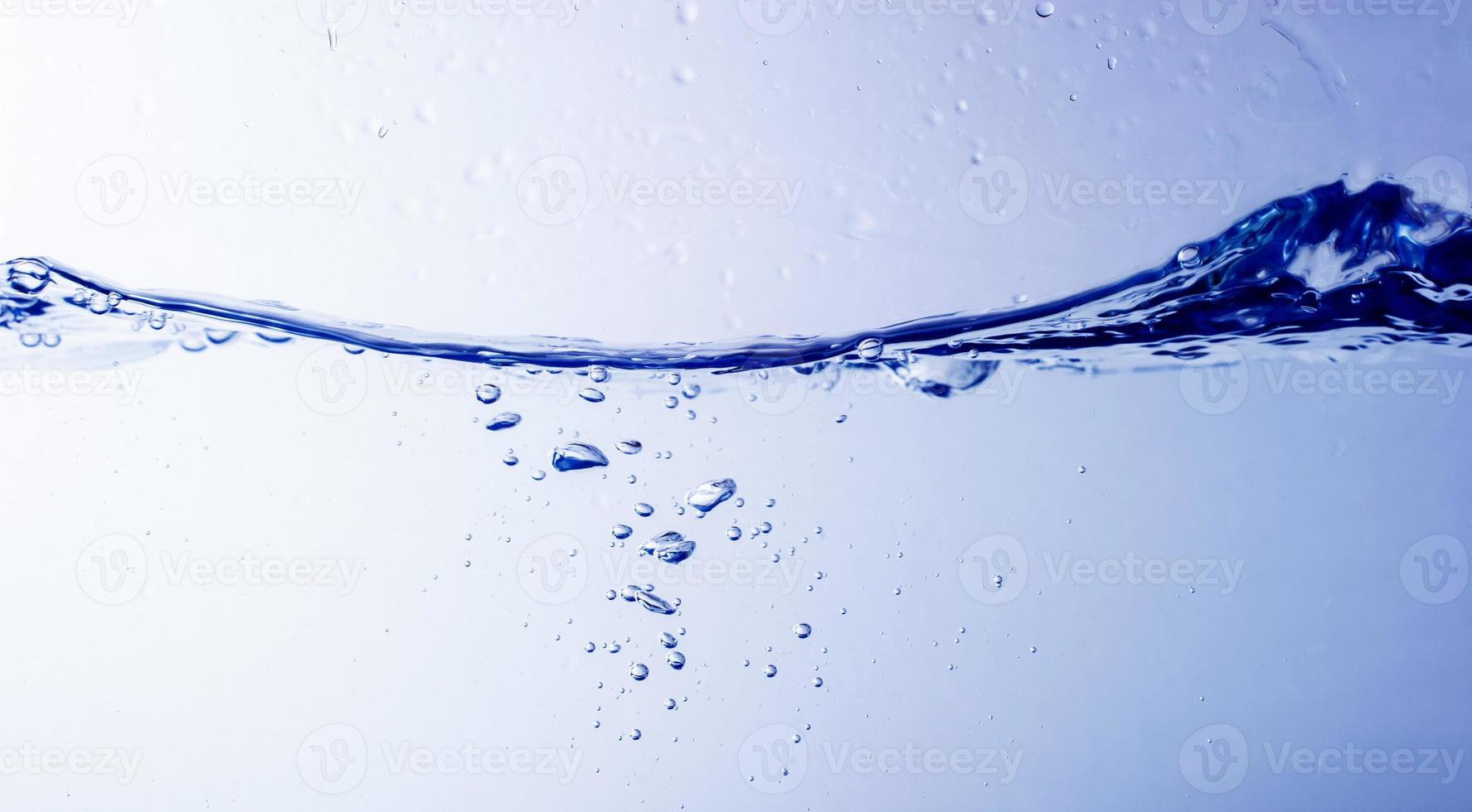 acqua e bolle su sfondo blu foto