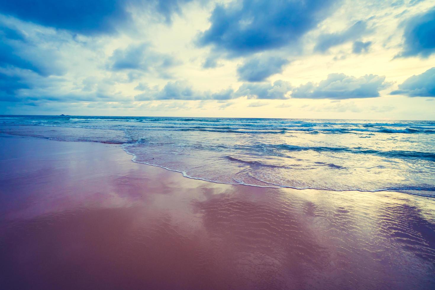 tramonto sulla spiaggia foto