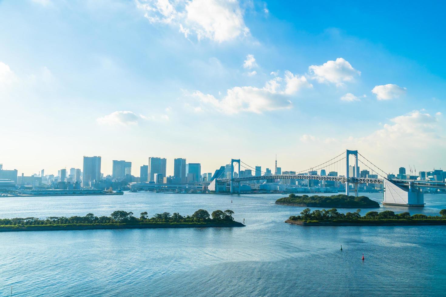 paesaggio urbano della città di tokyo con ponte arcobaleno foto