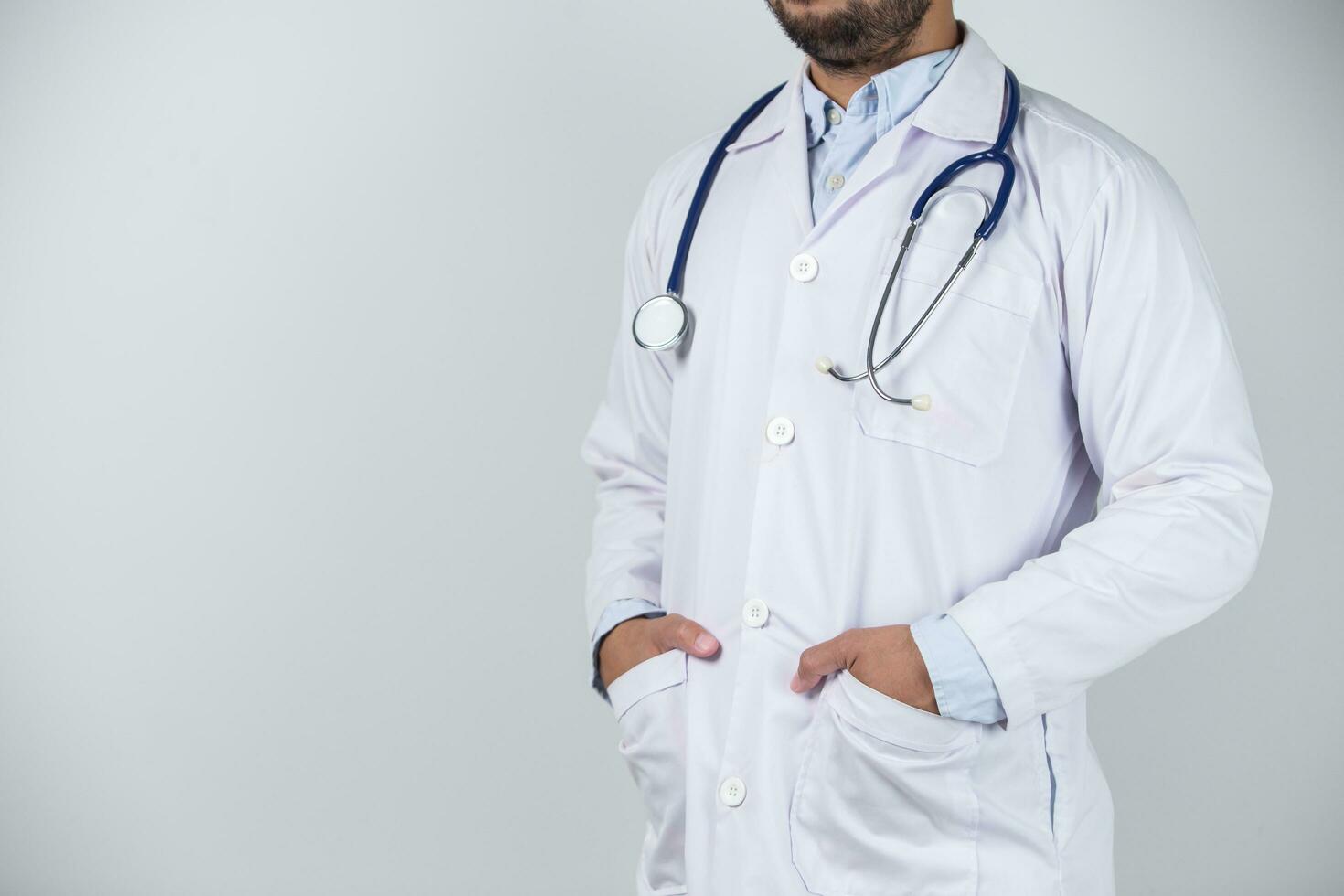 asiatico uomo nel medico uniforme su bianca sfondo nel ospedale foto