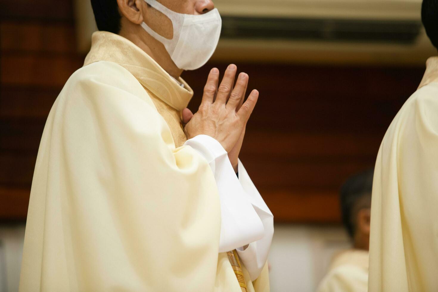 preghiera persona mano per Dio a Chiesa. foto