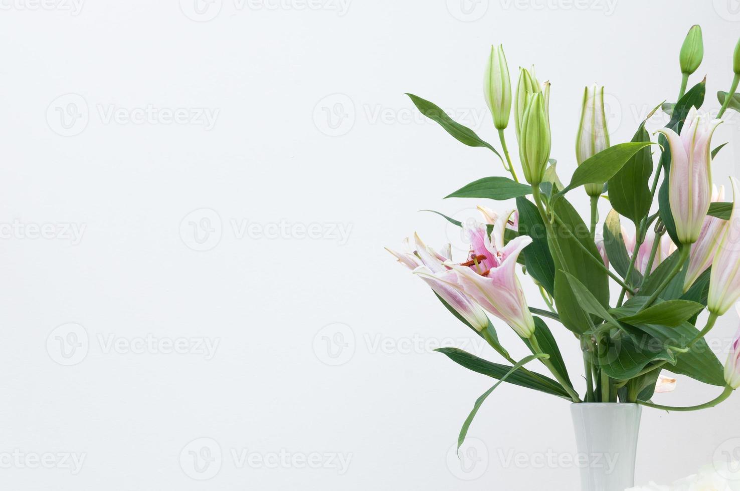 mazzo di bianca gigli nel un' bianca vaso su bianca sfondo, per sfondo foto