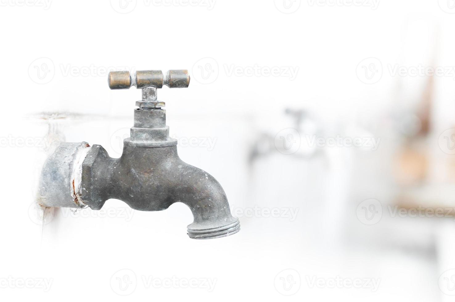 vecchio arrugginito acqua rubinetto nel scuola, vecchio acqua rubinetto nel il Aperto e acqua gocce foto