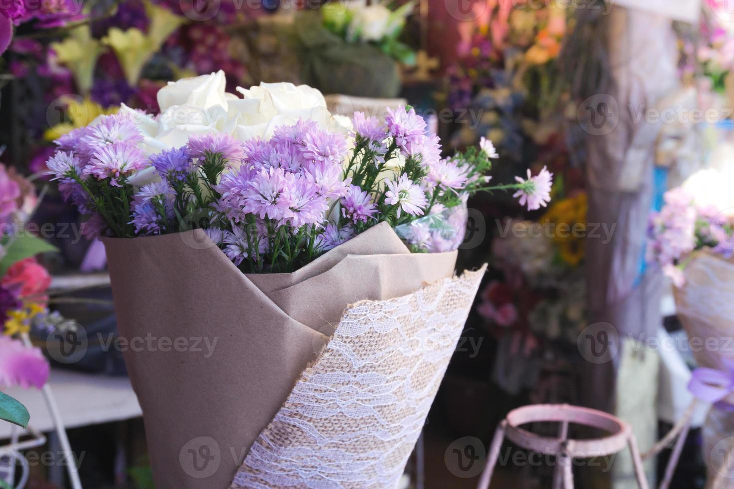 mazzo di Rose fiori e margherita fiori, romantico bianca rosa su il giorno di gioia foto