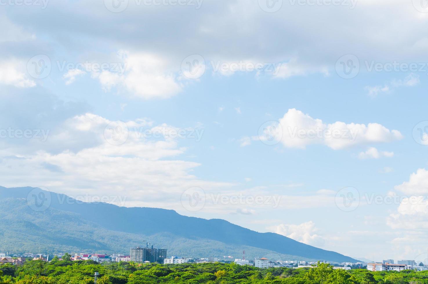 meraviglioso paesaggio montagna città e edificio settentrionale Tailandia foto