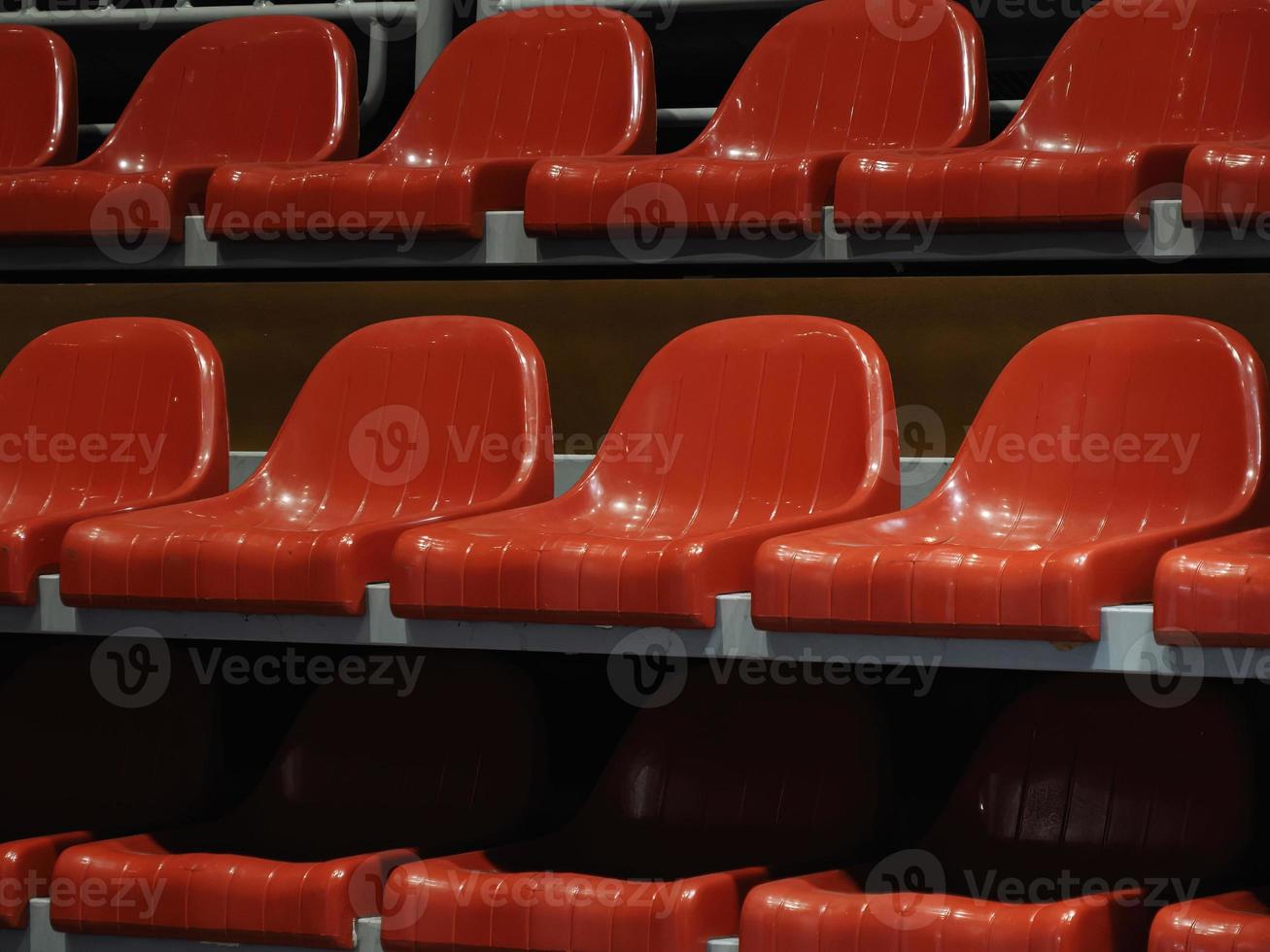 luminosa rosso stadio posti a sedere su il In piedi foto