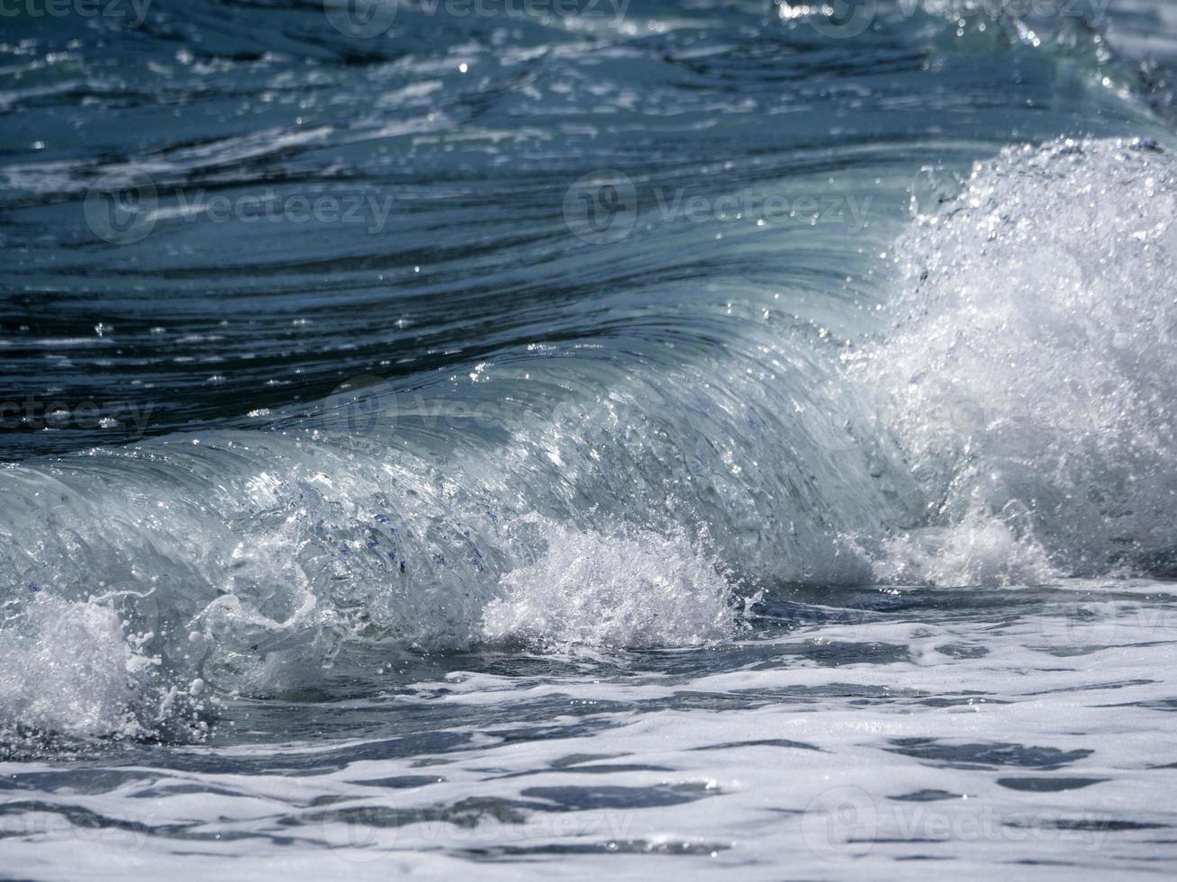 mare onda su il riva foto