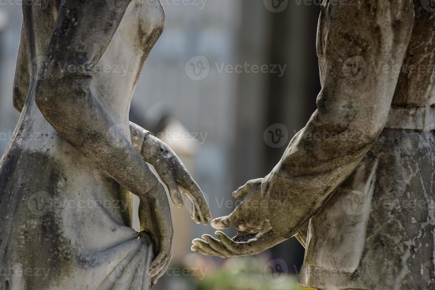 giovane Gli amanti mentre sorridente marmo statua foto