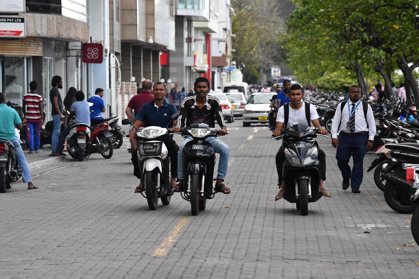 maschio, Maldive - marzo, 4 2017 - pesante traffico nel il strada prima sera pregare tempo foto