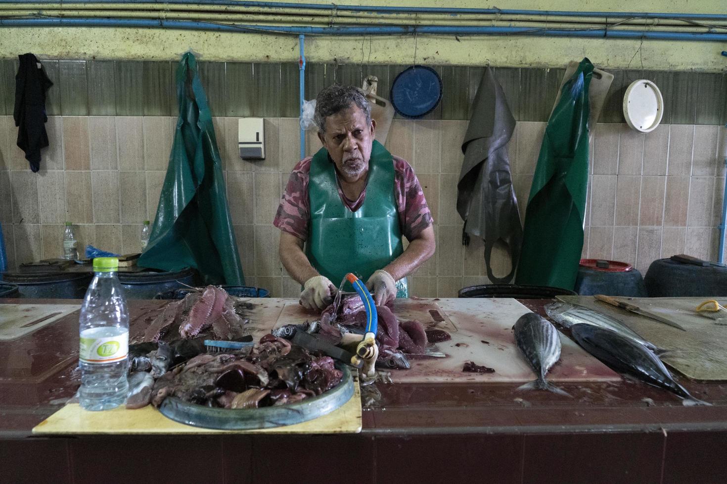 maschio, Maldive - febbraio, 23 2019 - persone acquisto a pesce mercato foto