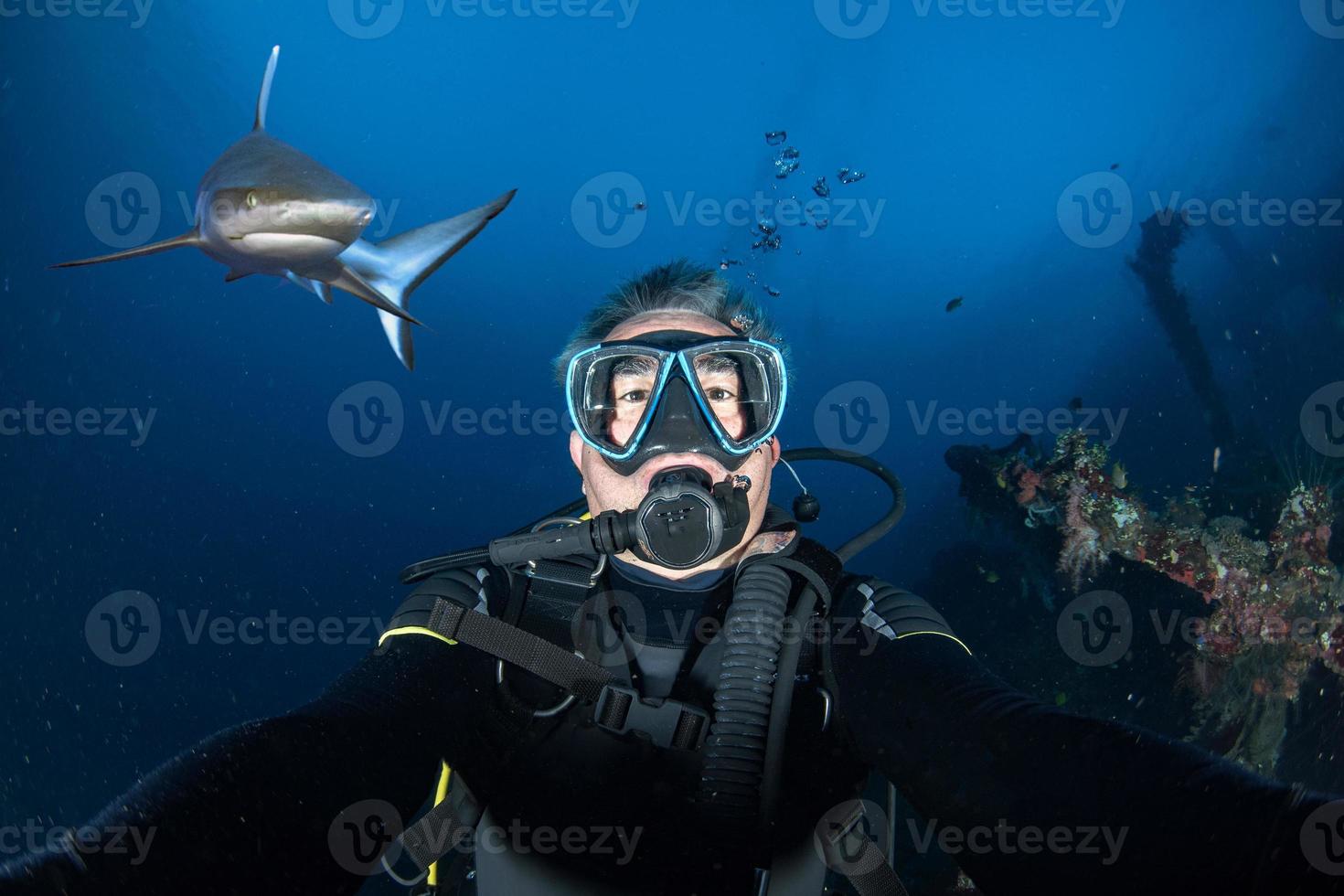 subacqueo autoscatto con bianca squalo pronto per attacco foto
