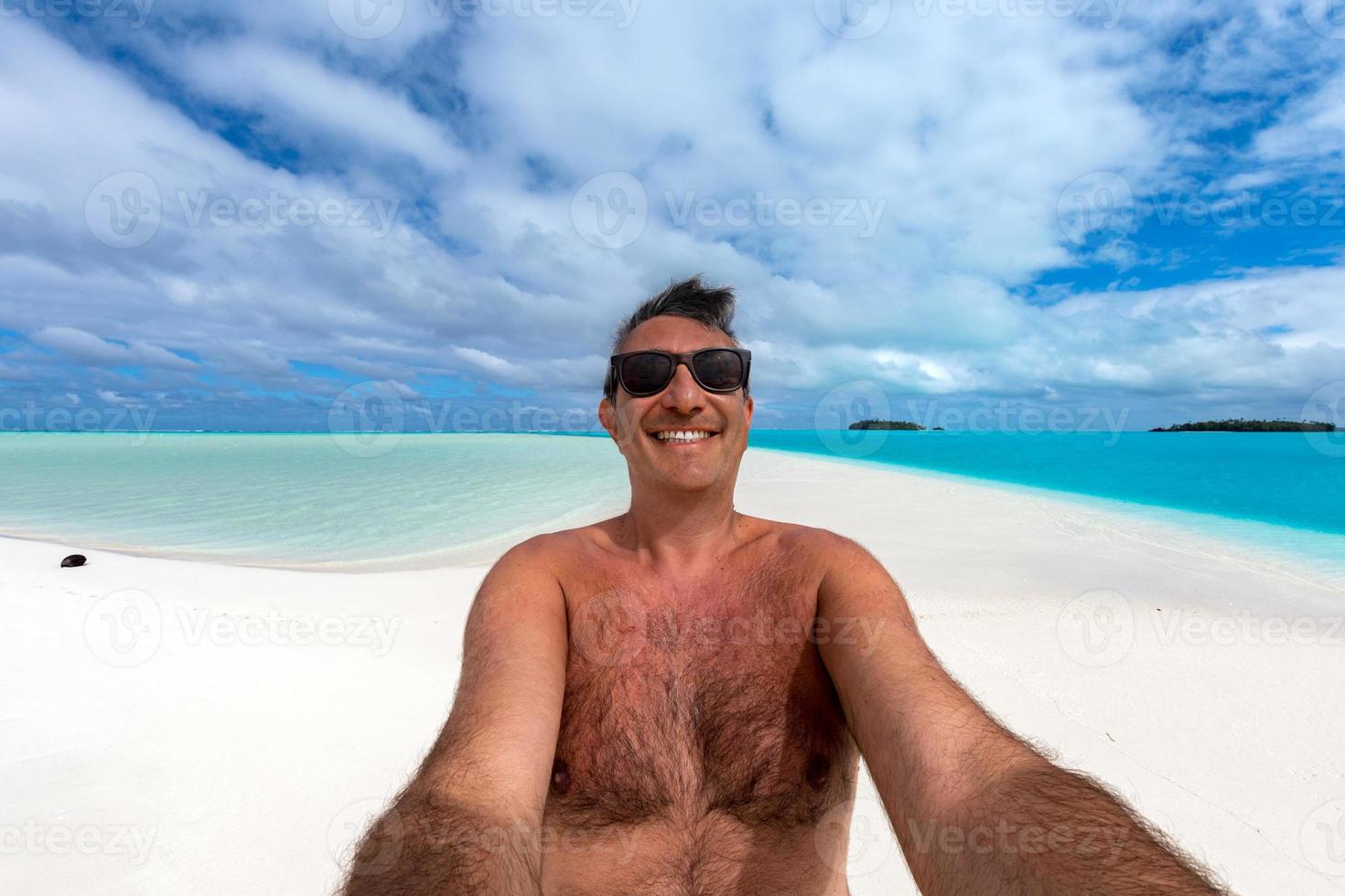 autoscatto di contento uomo su tropicale polinesiano spiaggia foto