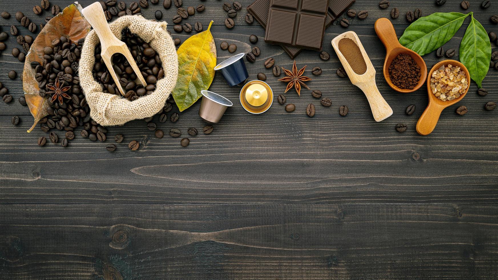 chicchi di caffè su uno sfondo di legno scuro foto