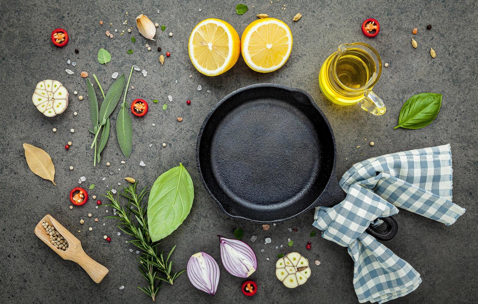 padella in ghisa con ingredienti freschi su uno sfondo di pietra scura foto