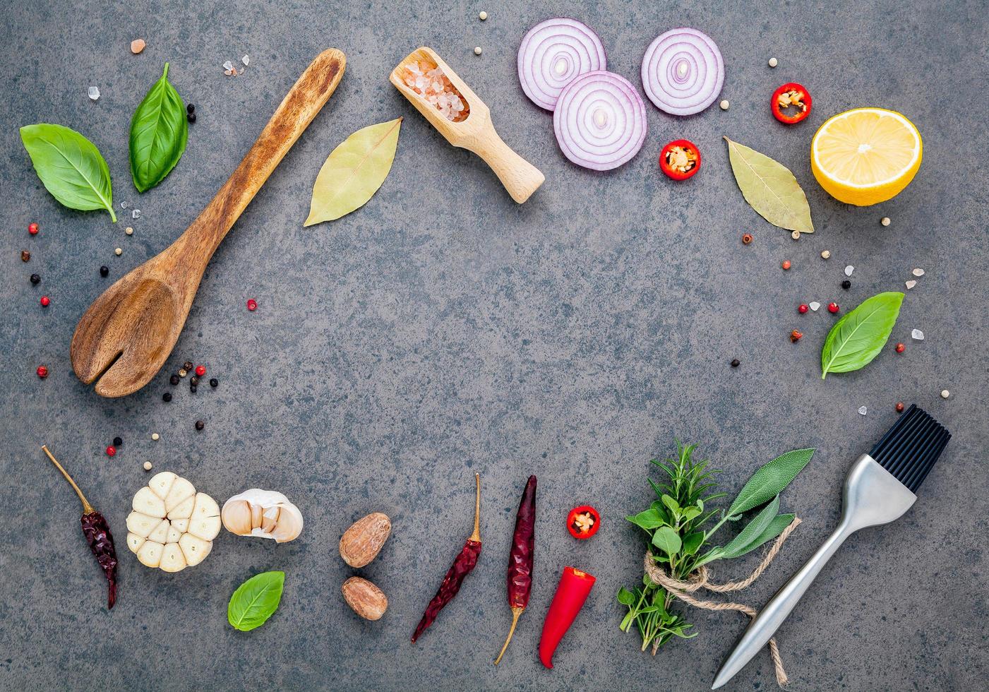 concetto di bistecca con sfondo di pietra scura foto