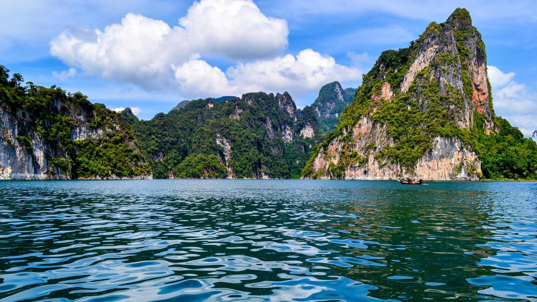 bella scena con montagne rocciose e acqua foto