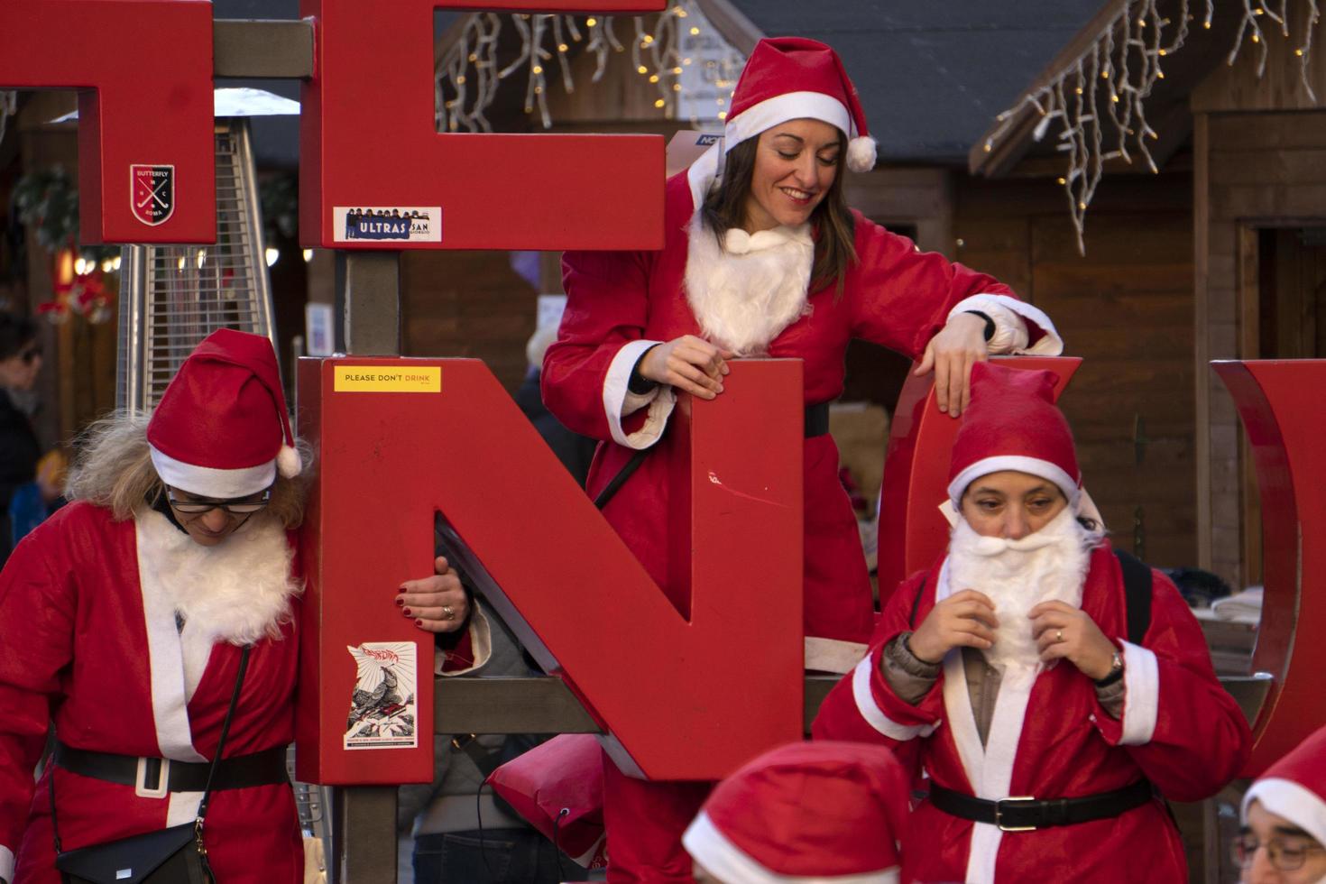 Genova, Italia - dicembre 22 2019 - tradizionale Santa Claus camminare foto