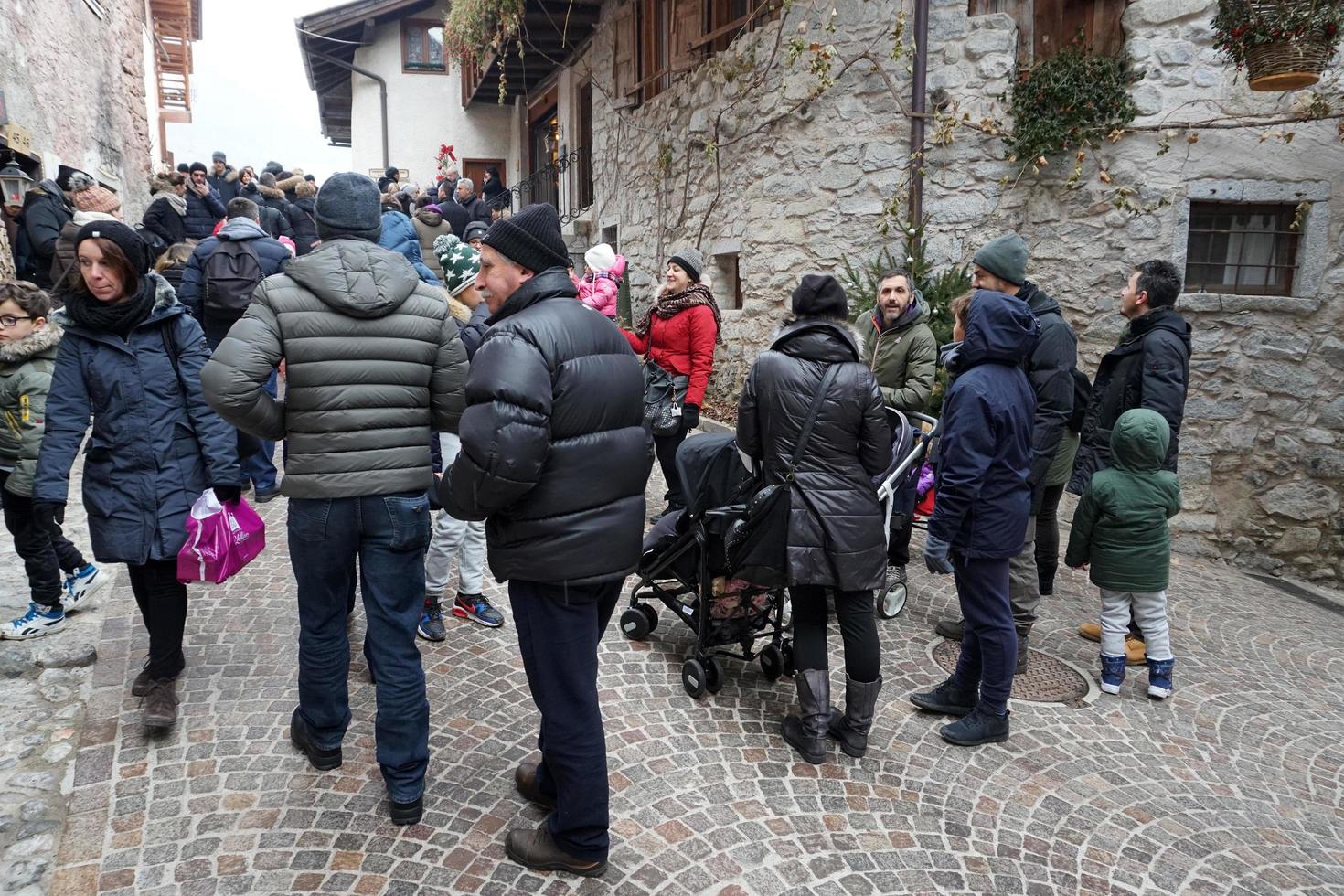 rango, Italia - dicembre 8, 2017 - persone a tradizionale Natale mercato foto