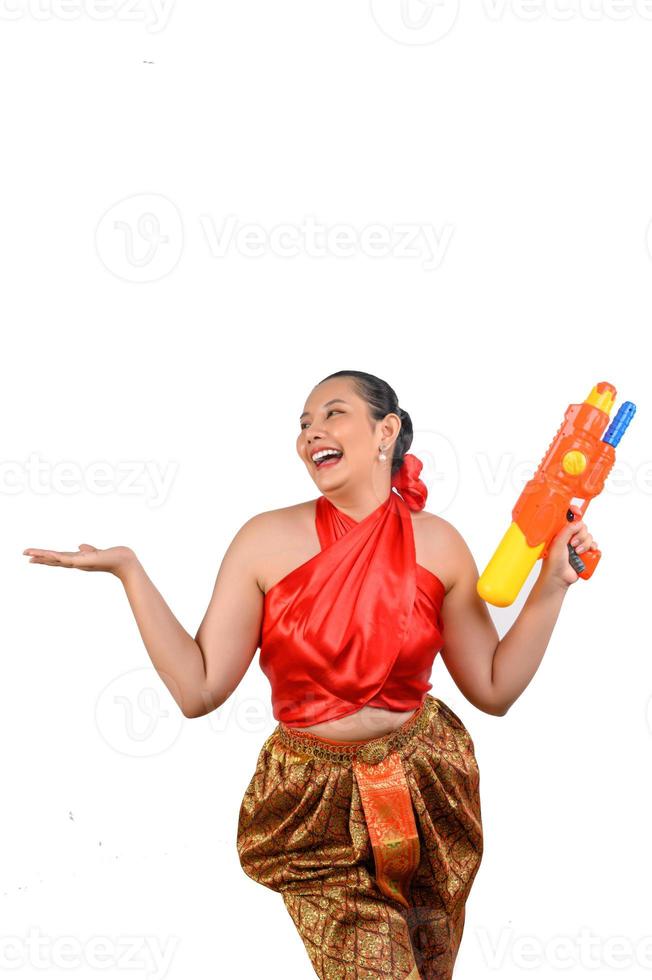 ritratto bellissimo donna nel Songkran Festival con acqua pistola foto