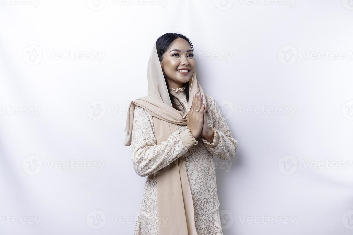 ritratto di un' giovane bellissimo asiatico musulmano donna indossare un' hijab Esprimere a gesti eid mubarak saluto foto