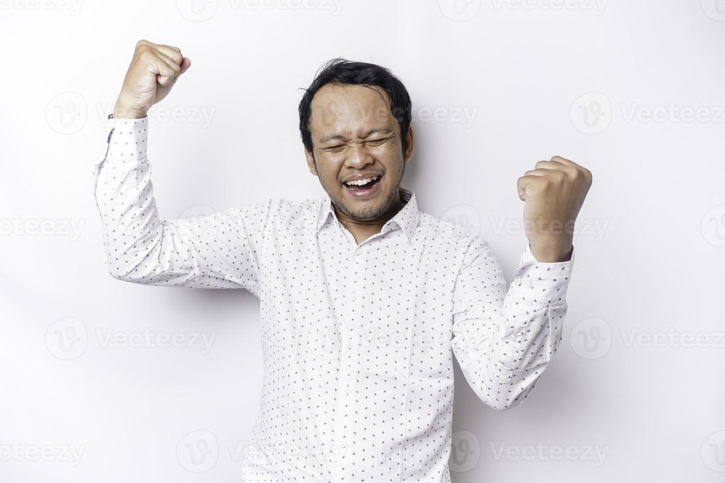 un' giovane asiatico uomo con un' contento riuscito espressione indossare bianca camicia isolato di bianca sfondo foto