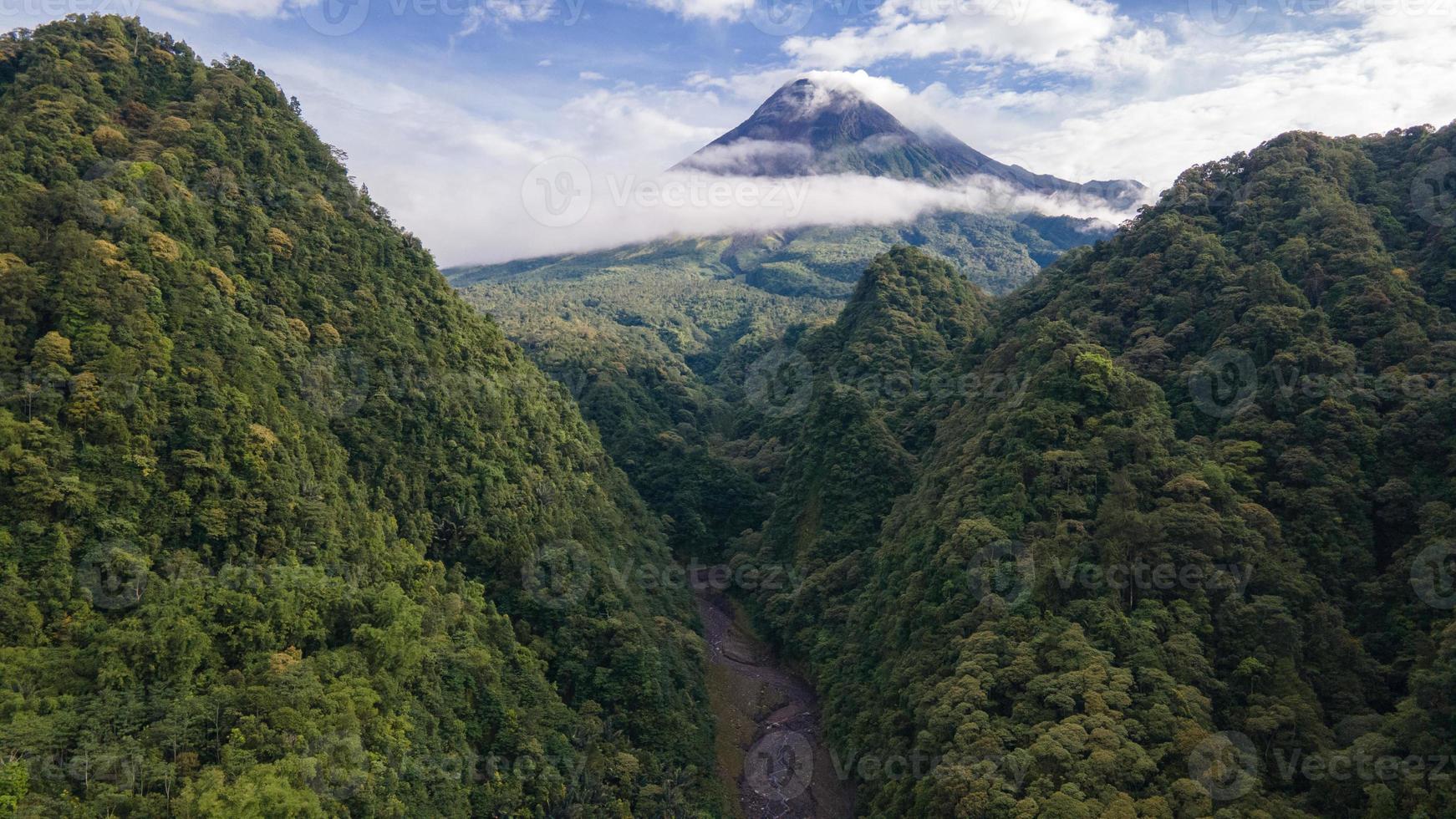 bellissimo mattina Visualizza di montare merapi nel Yogyakarta, Indonesia. schiacciato colline e avvolto nel nuvole. foto