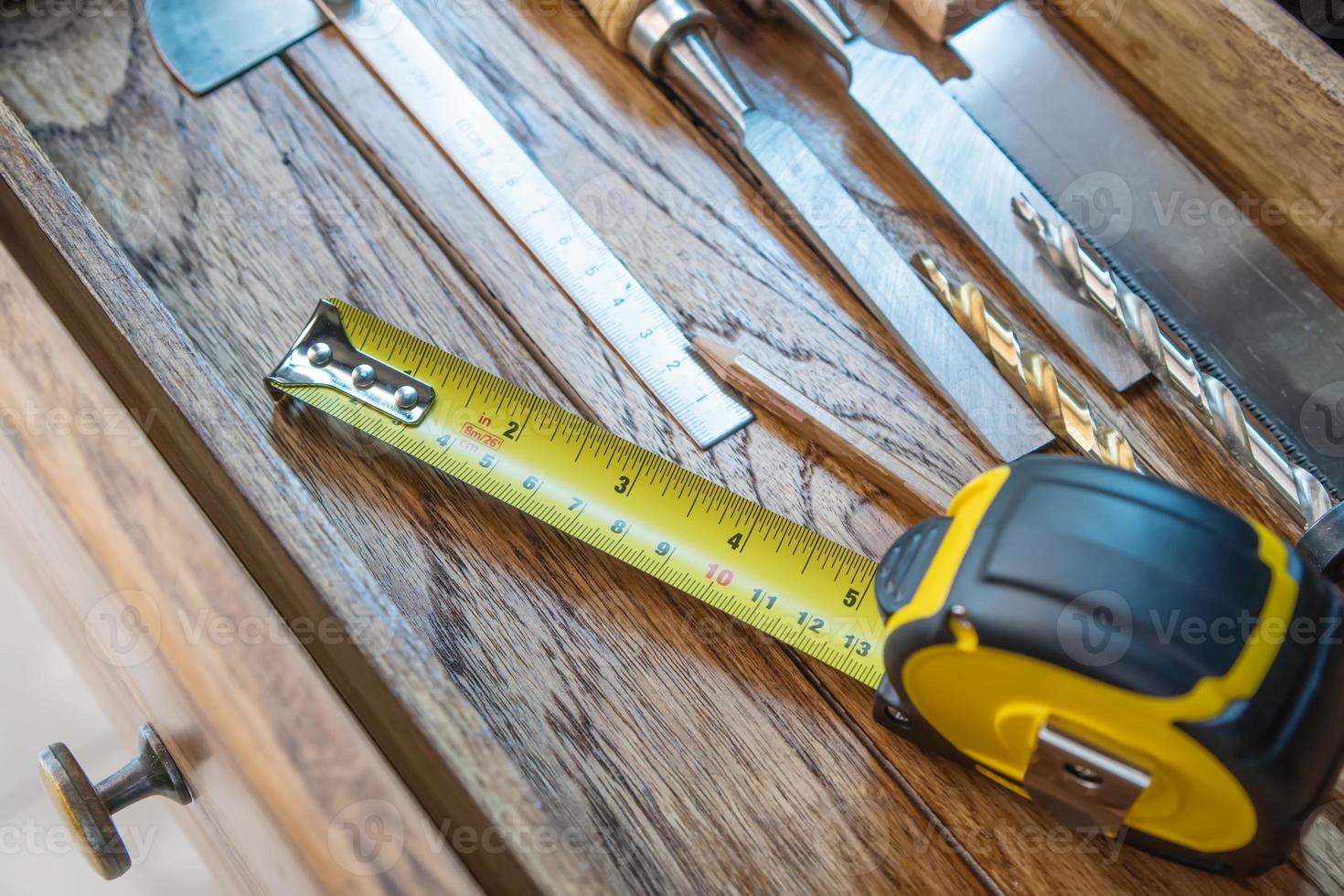 nastro misurare con misurato lineare marcature e carpenteria mano utensili nel cassetto , Fai da te creatore e la lavorazione del legno concetto. selettivo messa a fuoco foto