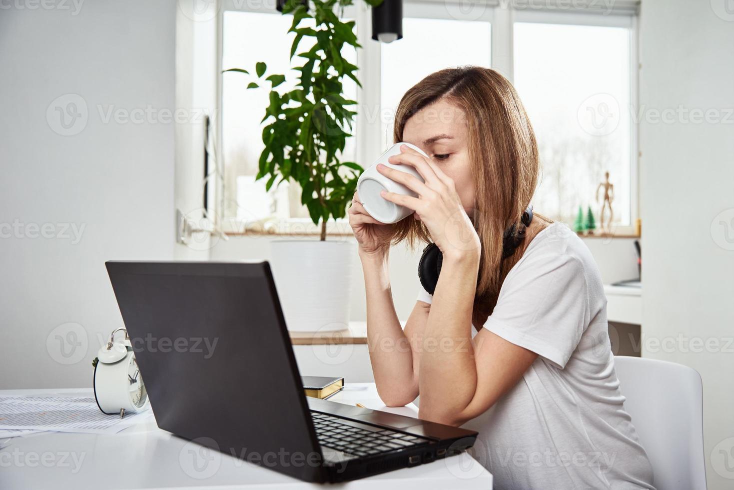 libero professionista lavori con il computer portatile a casa interno. in linea lavoro e a distanza opera foto