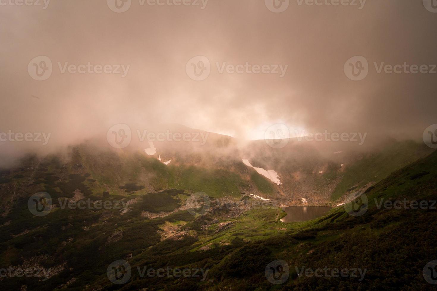 montagna gamma con lago nel nebbia paesaggio foto