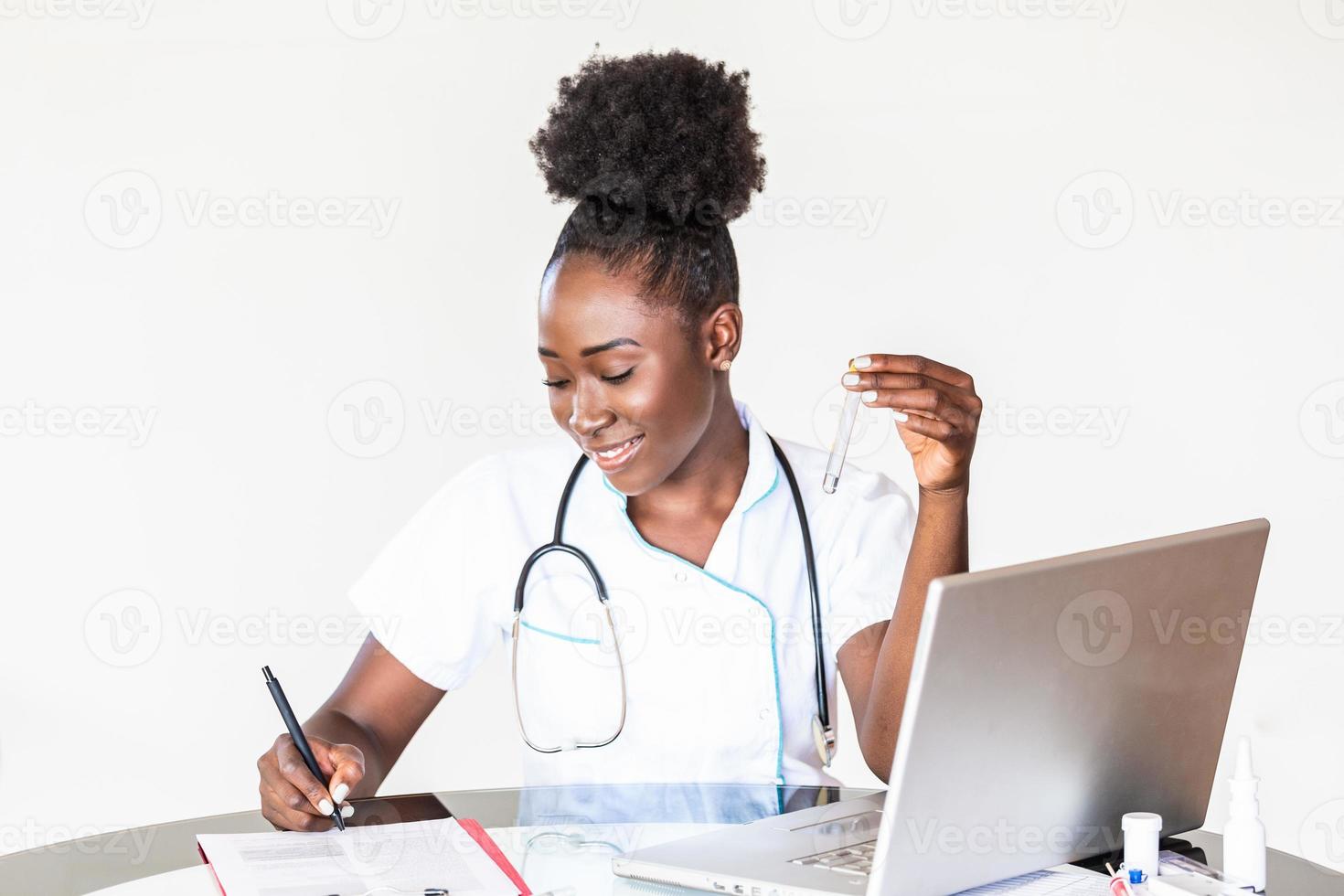 femmina medico nel bianca cappotto Tenere sangue test tubi nel mani mentre avvolto su nel opera a moderno laboratorio. femmina vita scienza professionale Tenere bicchiere cuvetta. assistenza sanitaria e biotecnologia concetto. foto