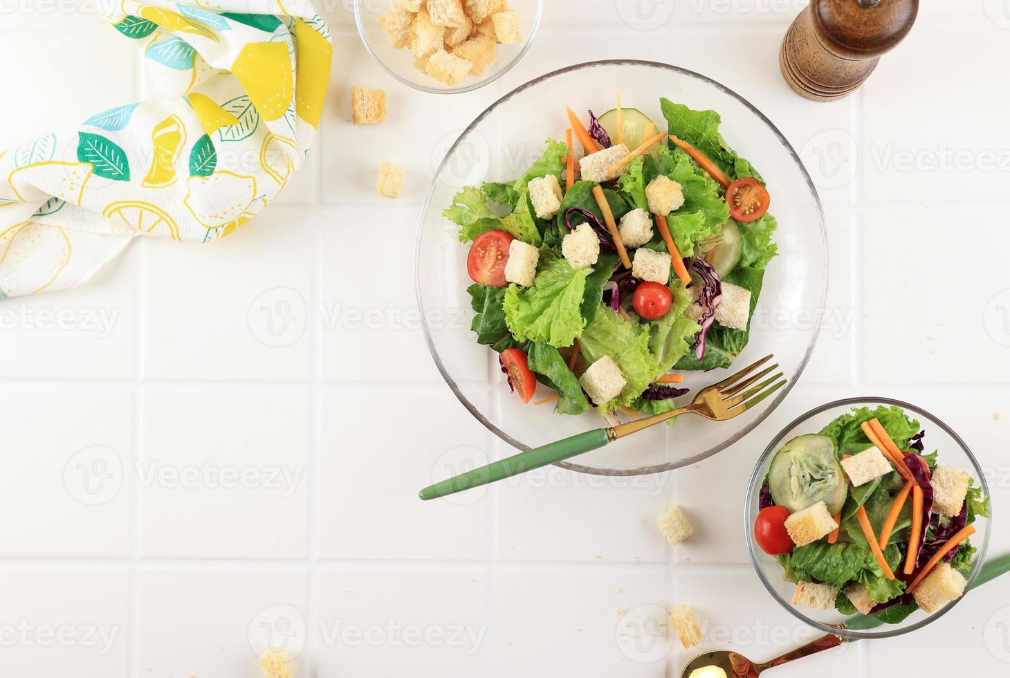 verde vegano insalata a partire dal verde le foglie mescolare e verdure. foto