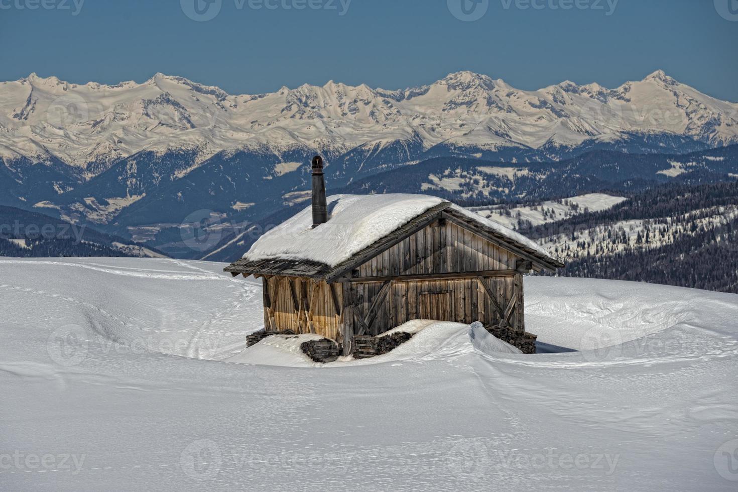 un' legna cabina capanna nel il inverno neve sfondo foto