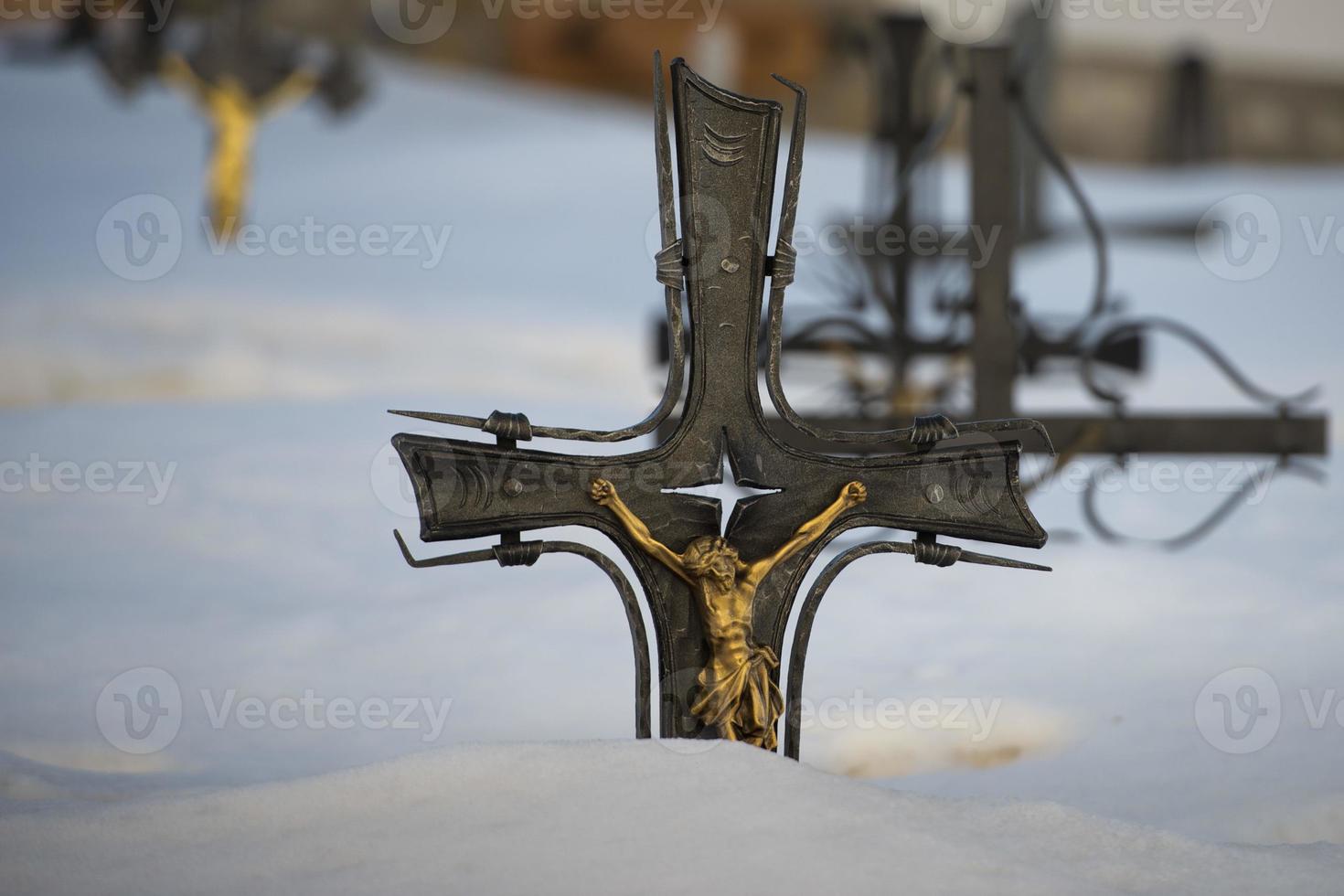 cimitero attraversare coperto di neve foto