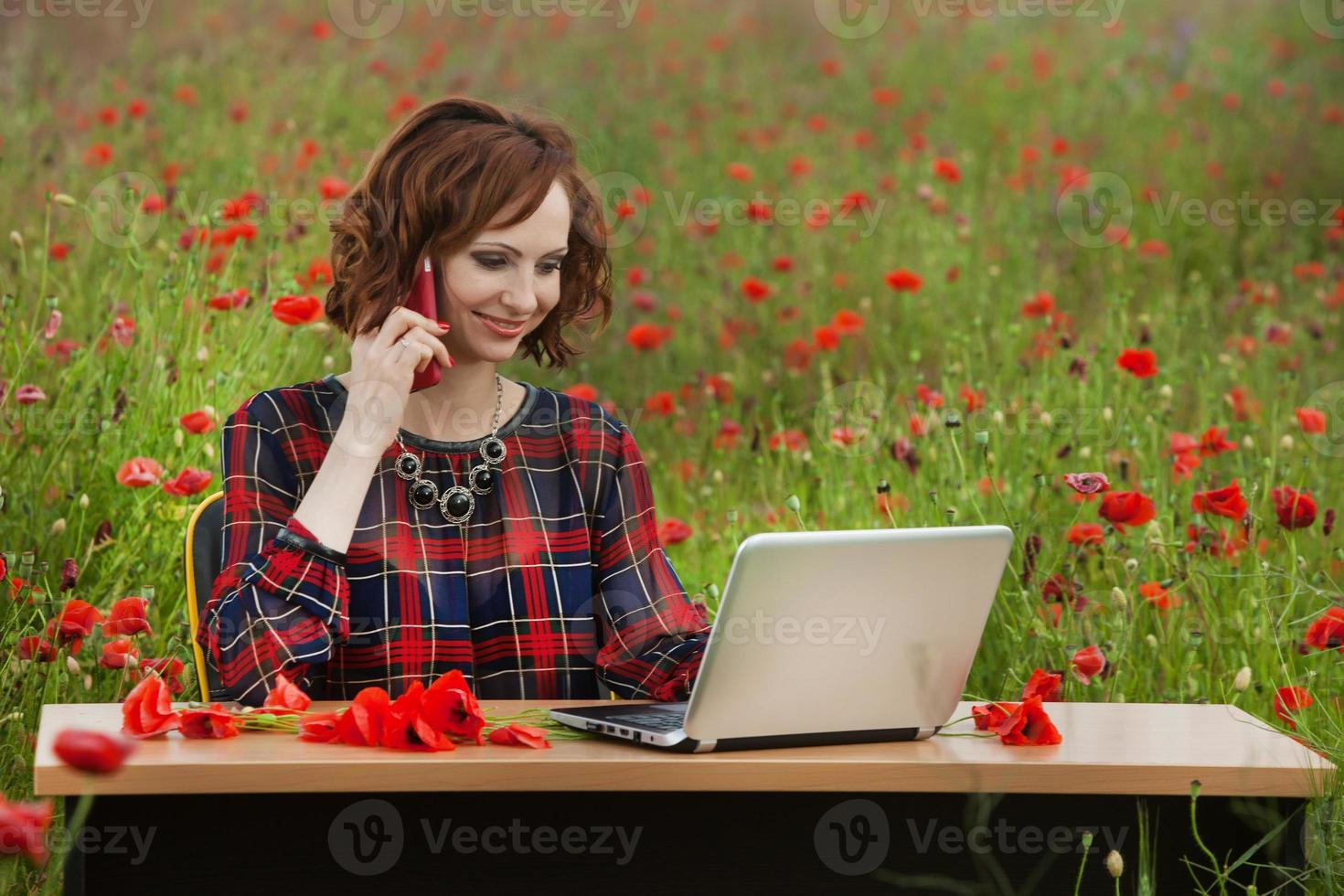 bellissimo donna o attività commerciale donna parlando su un' cellula Telefono fuori. all'aperto ritratto di un' bellissimo contento donna d'affari parlando su cellula Telefono. foto