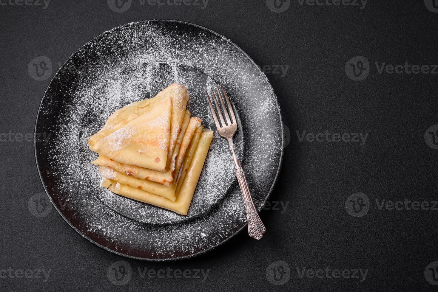 delizioso fresco al forno Pancakes con miele e frutta su un' calcestruzzo sfondo foto