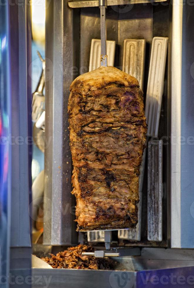 kebab hepab giroscopi mentre cucinando foto