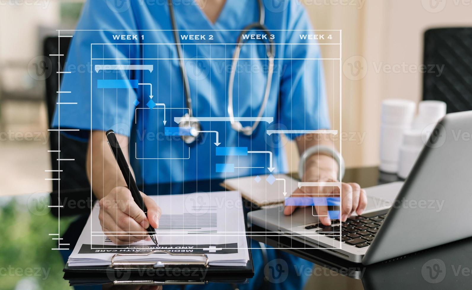 progetto manager Lavorando e aggiornare compiti con gantt grafico programmazione diagramma a ospedale .successo inteligente medico medico Lavorando con inteligente medico medico come concetto. foto