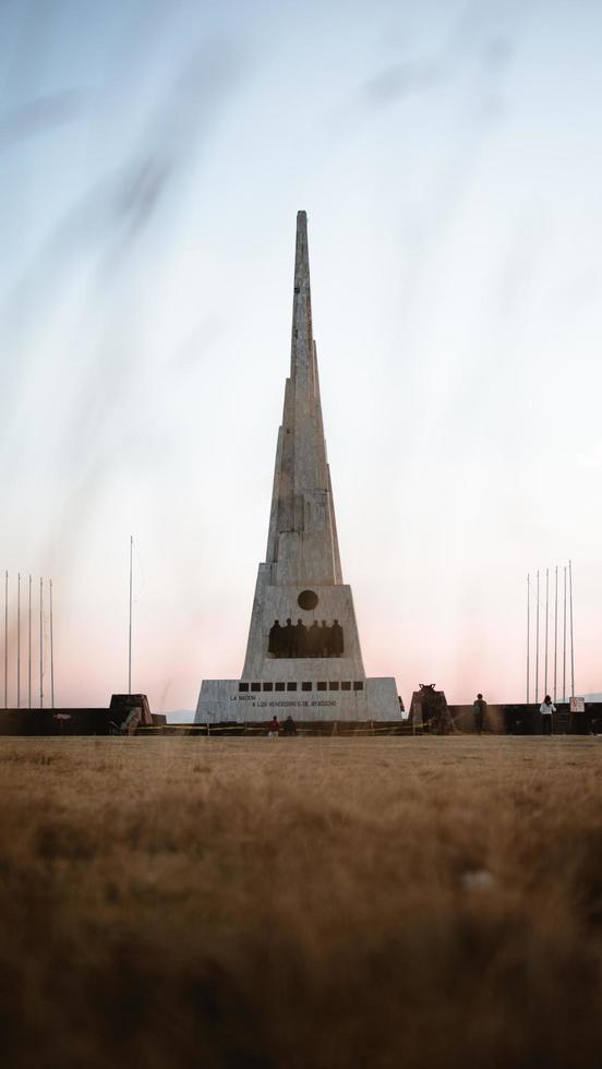 obelisco de la quinua foto