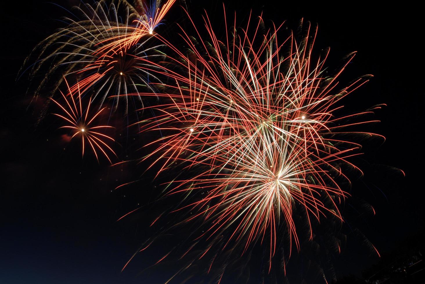 fuochi d'artificio gialli e rossi di notte foto