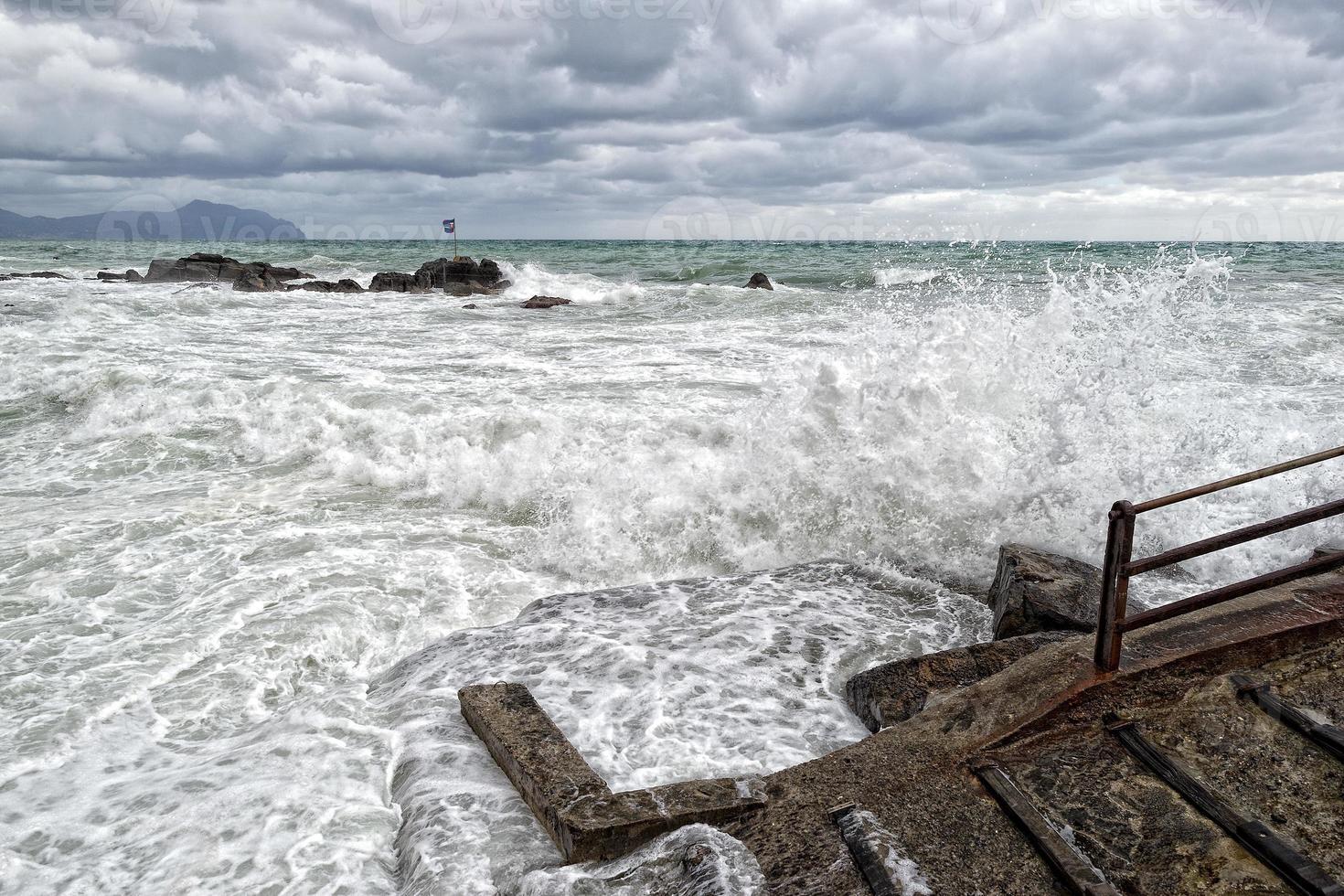 mare tempesta tempesta su il rocce foto