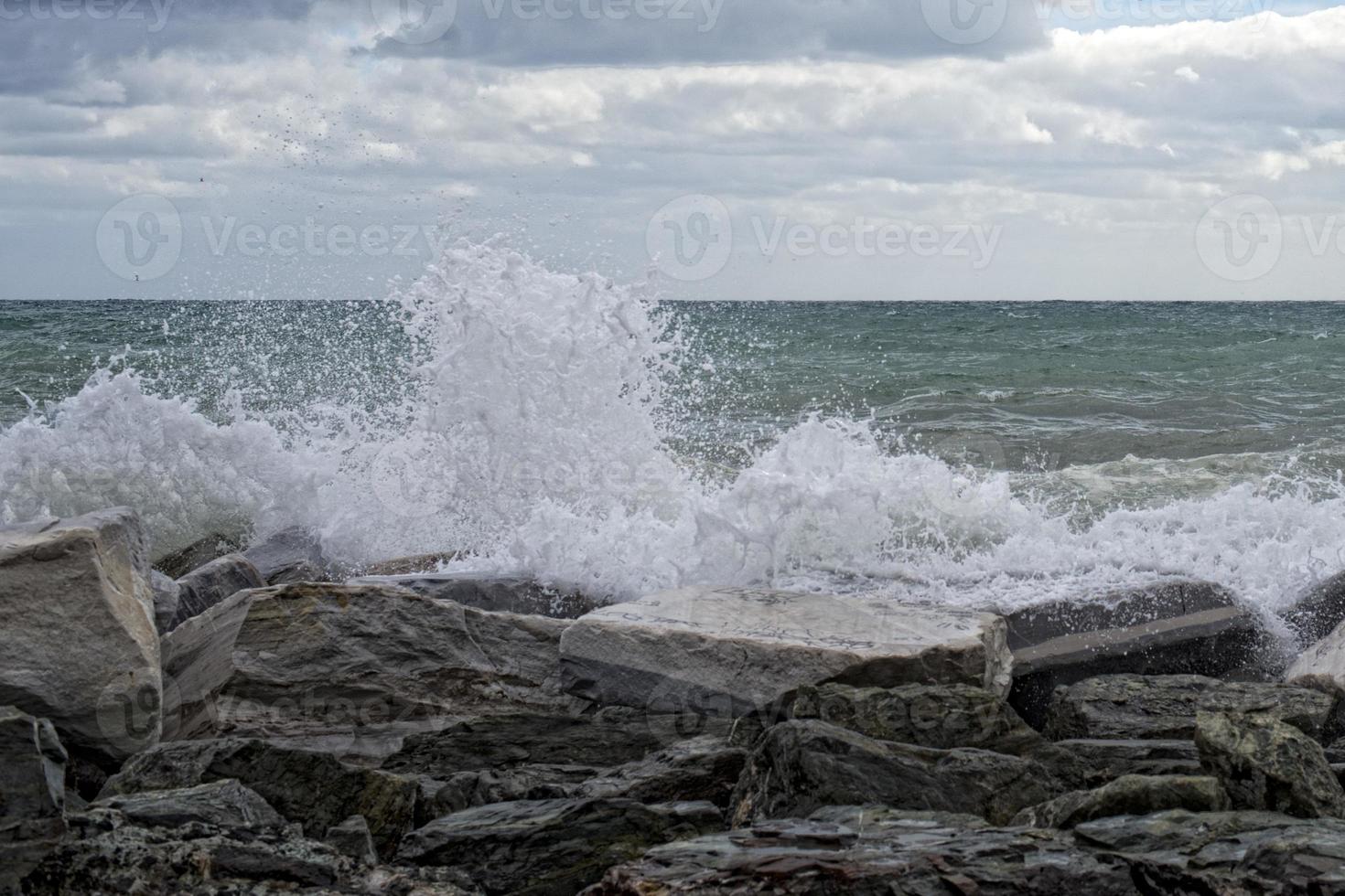 mare tempesta tempesta su il rocce foto