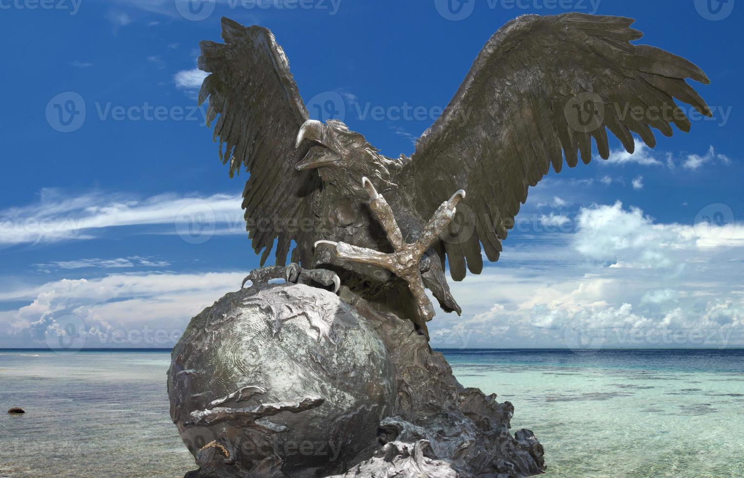 americano aquila bronzo scultura su tropicale Paradiso sfondo foto