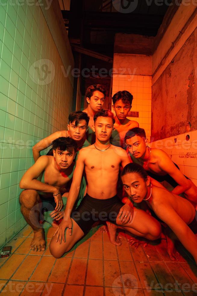 un' gruppo di nudo gay siamo raccolta e in posa con loro amici mentre festeggiare mondo gay giorno foto