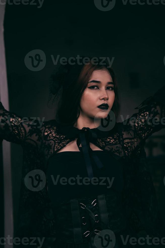 un' goth asiatico donna vestiti su con nero rendere su e indossa nero Abiti piace un' pauroso donna a il funerale foto