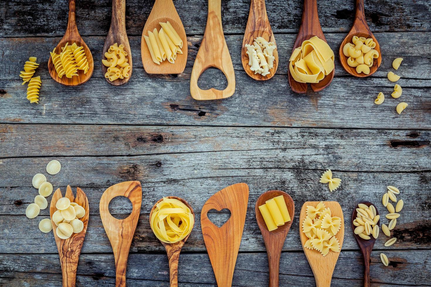 pasta in cucchiai di legno foto