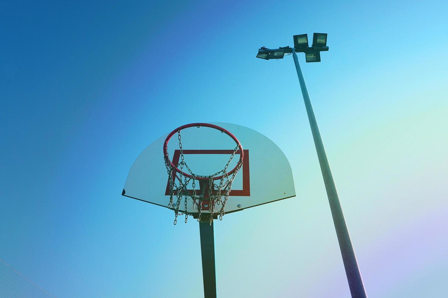 canestro da basket di strada nella città di bilbao, spagna foto