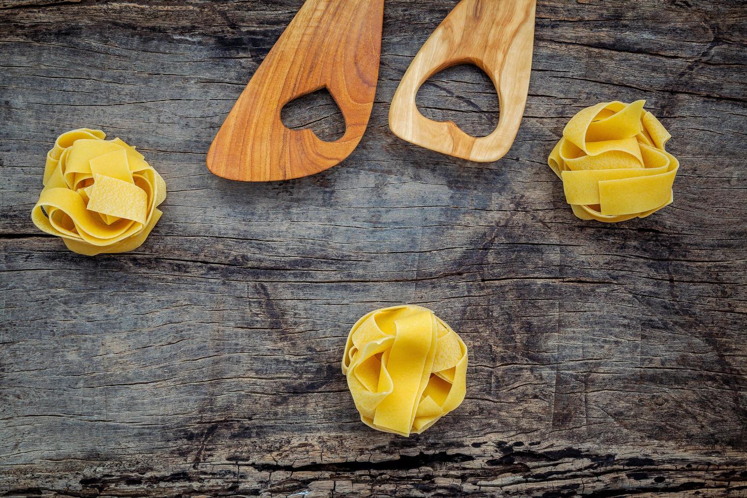 pasta e utensili in legno foto