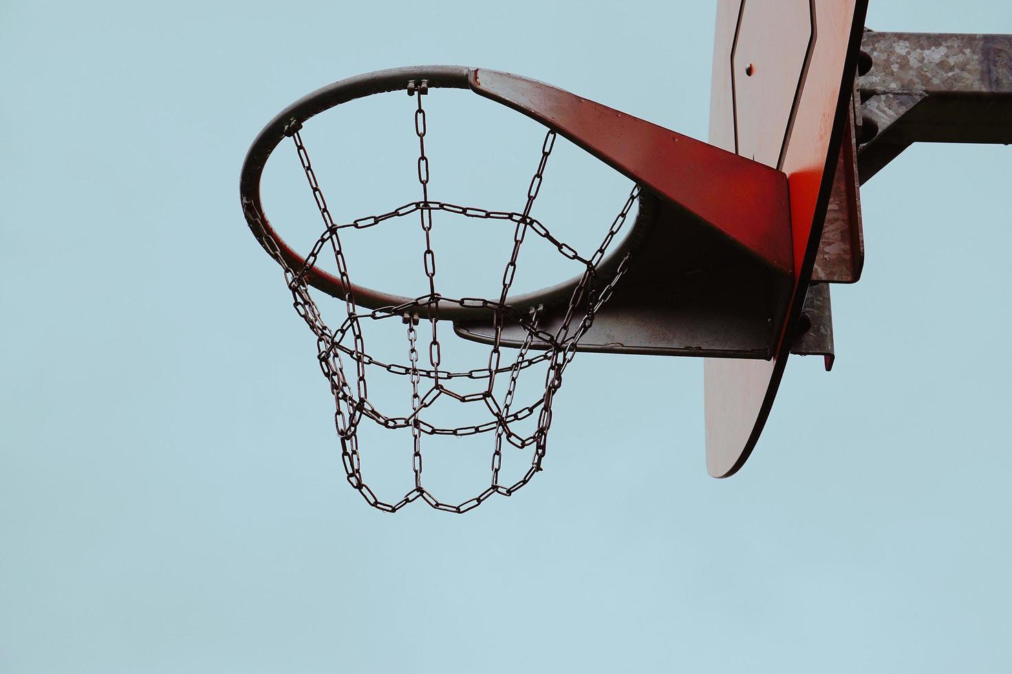 canestro da basket di strada nella città di bilbao, spagna foto