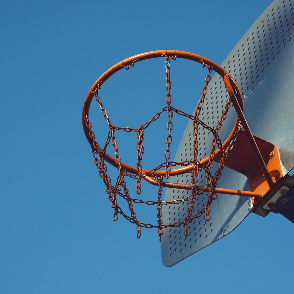 canestro da basket di strada, città di bilbao, spagna foto